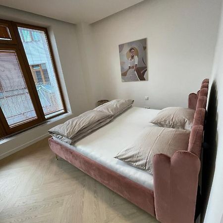 Stylish 3 Bedroom Apartment In The Hearth Of City Center With History Bratislava Extérieur photo