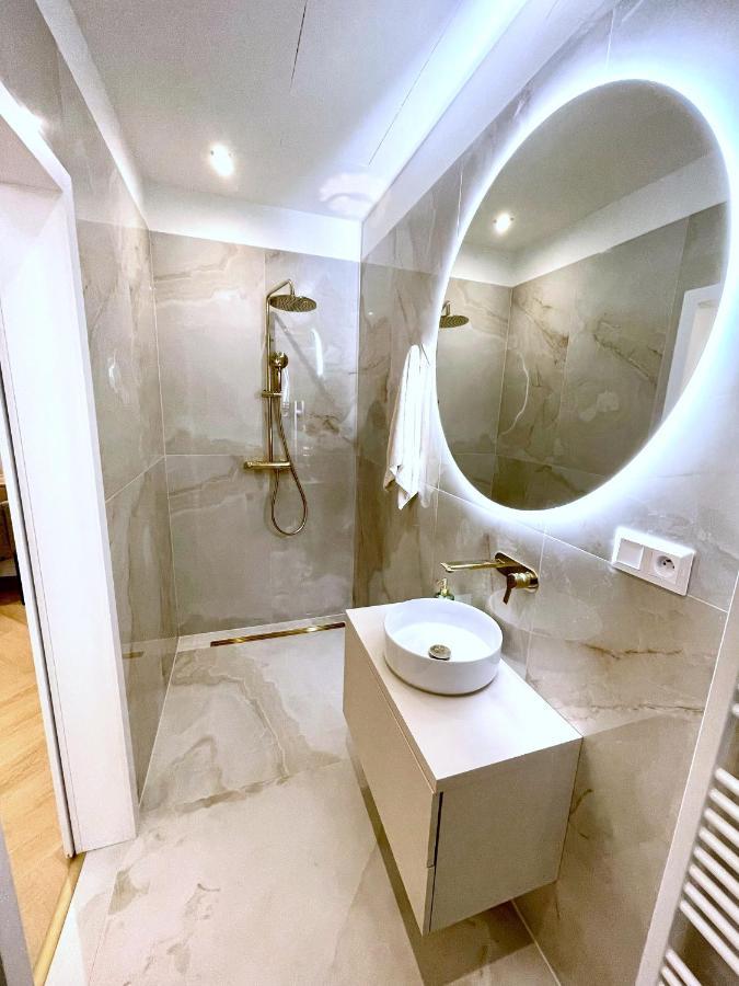 Stylish 3 Bedroom Apartment In The Hearth Of City Center With History Bratislava Extérieur photo