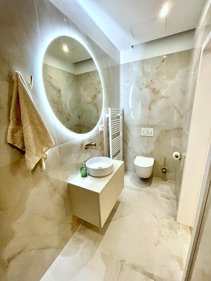 Stylish 3 Bedroom Apartment In The Hearth Of City Center With History Bratislava Extérieur photo