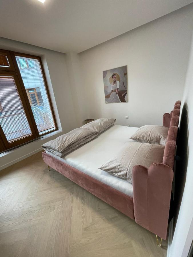 Stylish 3 Bedroom Apartment In The Hearth Of City Center With History Bratislava Extérieur photo