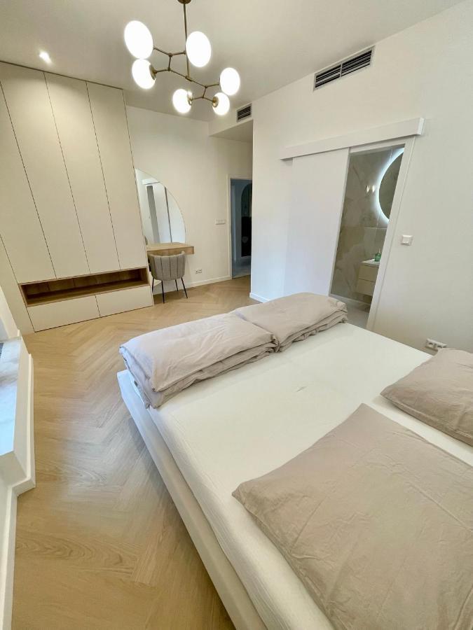 Stylish 3 Bedroom Apartment In The Hearth Of City Center With History Bratislava Extérieur photo